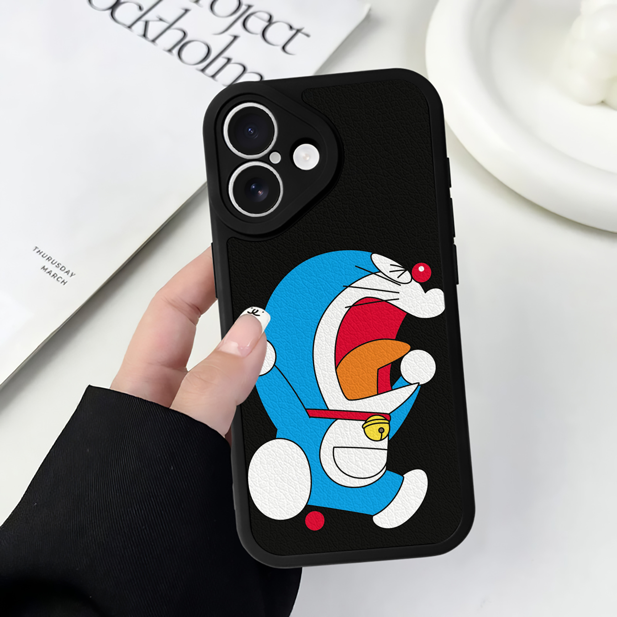 （画像用） ドラえもん Doraemon 【iPhone 16シリーズ対応】シリコンスマホケース（レザー調） 材質：シリコン